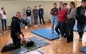 Zehntklässler des Thomas Mann Gymnasiums absolvieren Notfalltraining